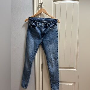 A.N.A. Women’s high rise  skinny fit jeans. Size 6, color is light clover.